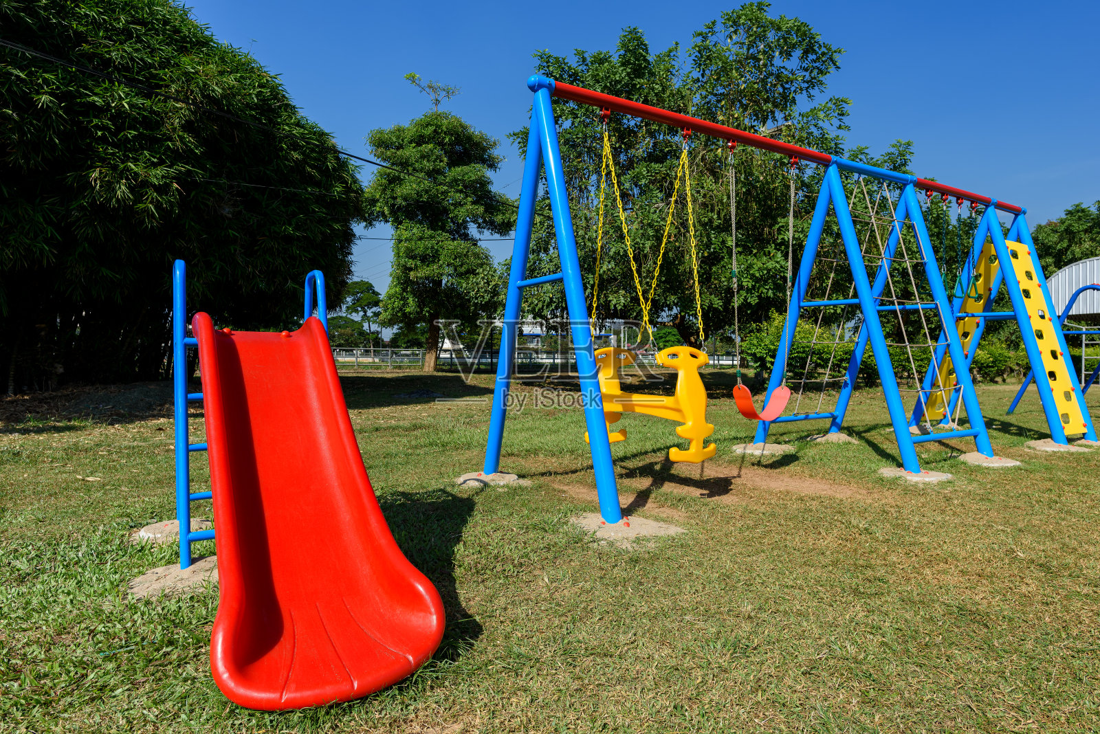 公园的操场上有蓝天照片摄影图片