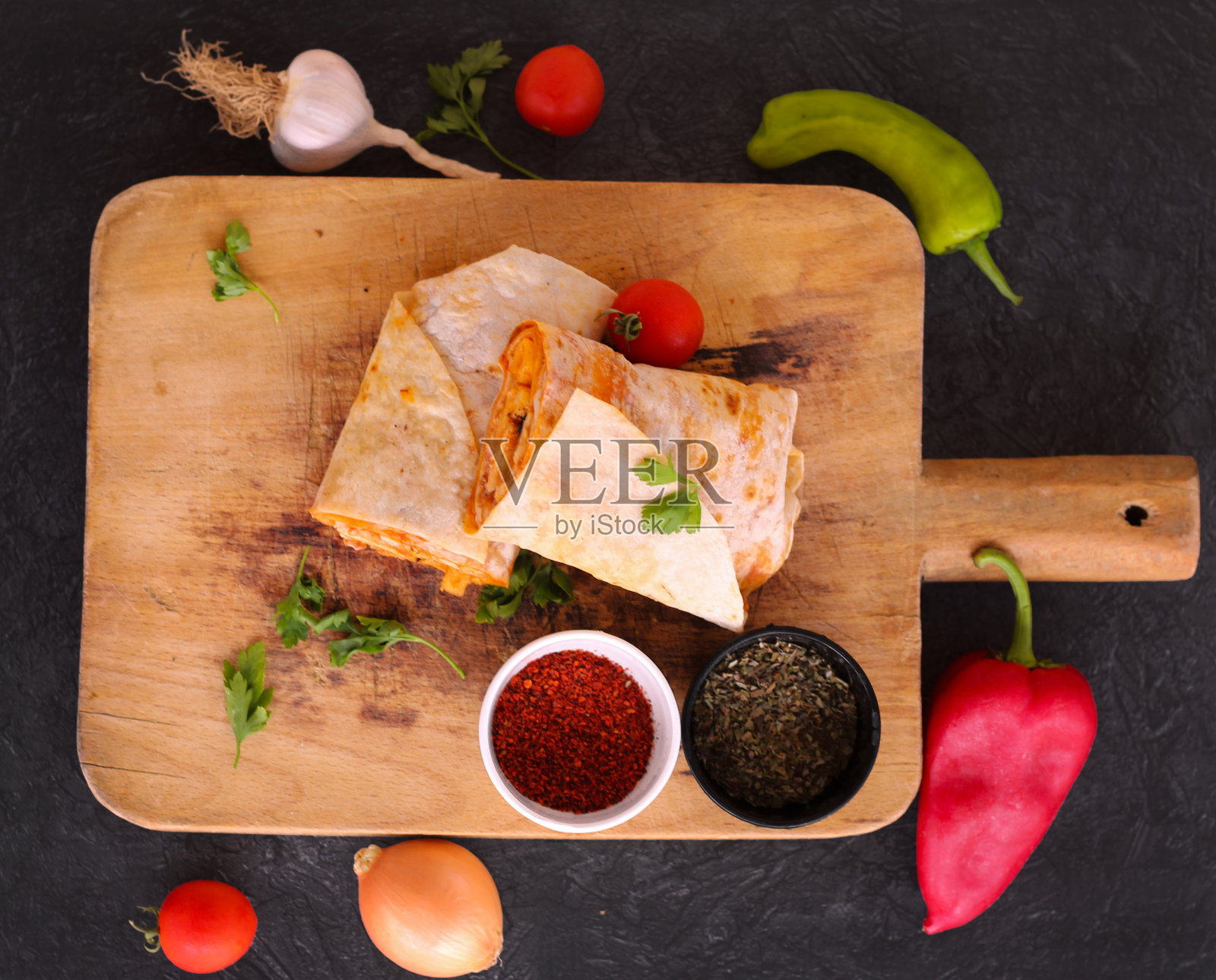 美味的鸡肉玉米煎饼与土豆酱在黑色的背景。土耳其软糖硬质照片摄影图片