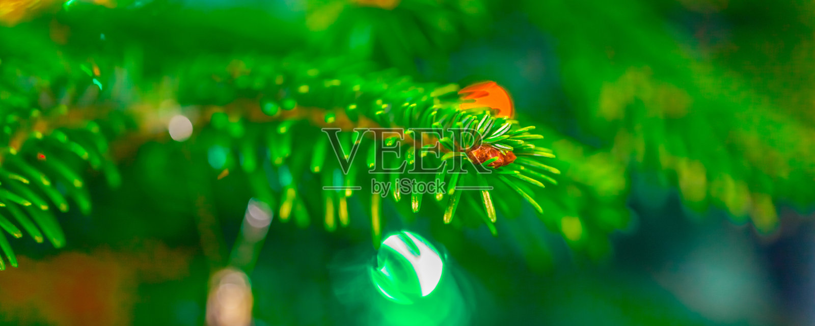 明亮的圣诞树装饰和彩色的灯，软焦点模糊的背景照片摄影图片