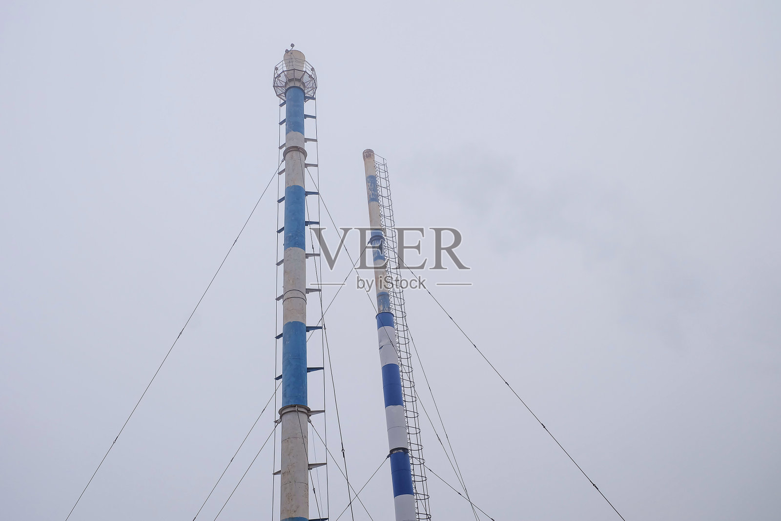 工业用地上的工厂锅炉烟囱。肮脏的行业。照片摄影图片