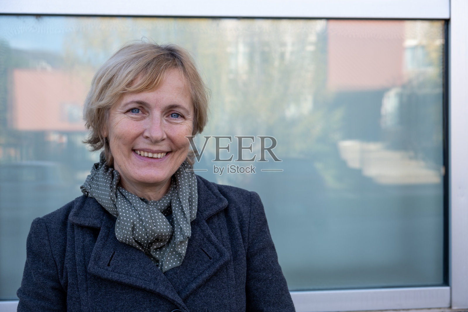 独立内容高级女性短发户外肖像照片摄影图片