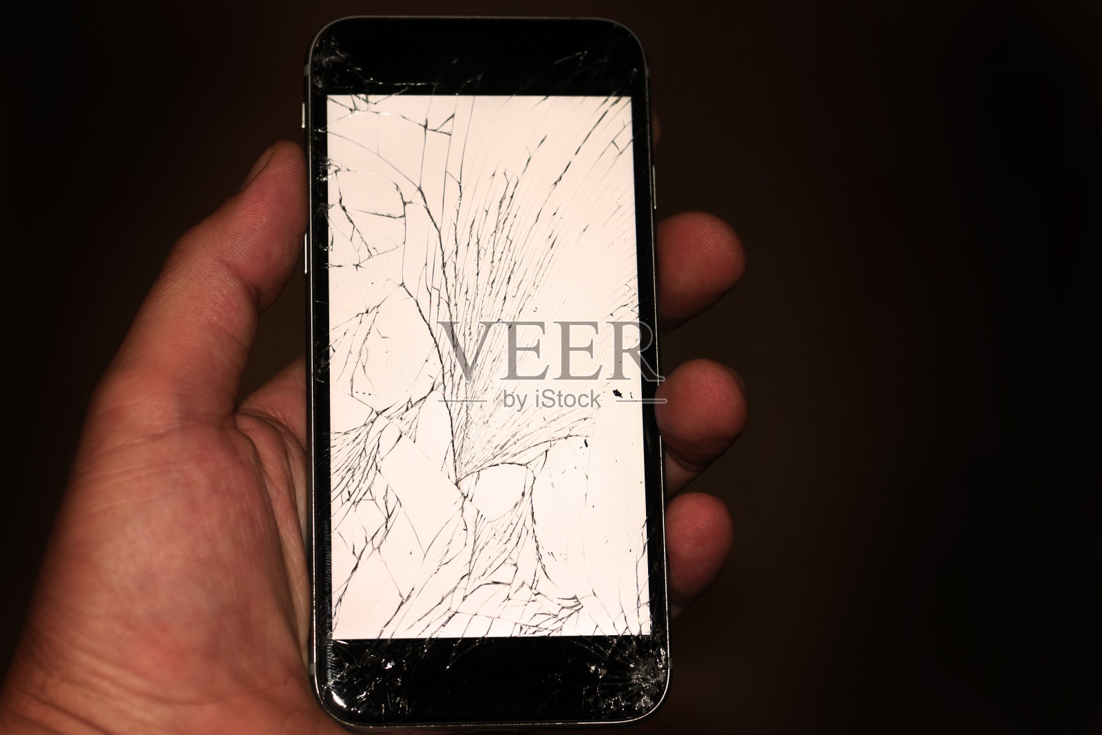 坏掉的智能手机能抓住一个男人。照片摄影图片