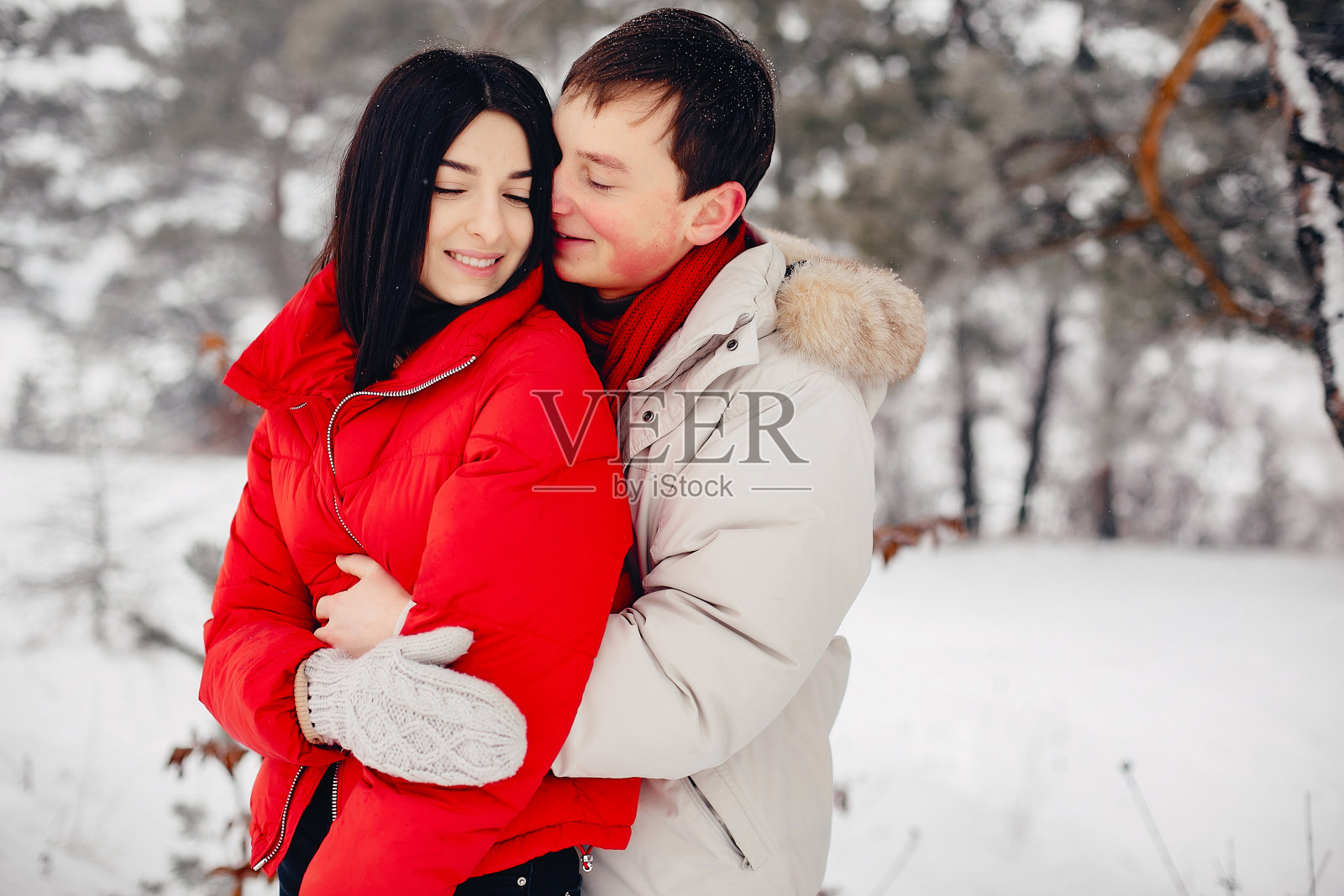 一对情侣在冬天的公园里散步照片摄影图片