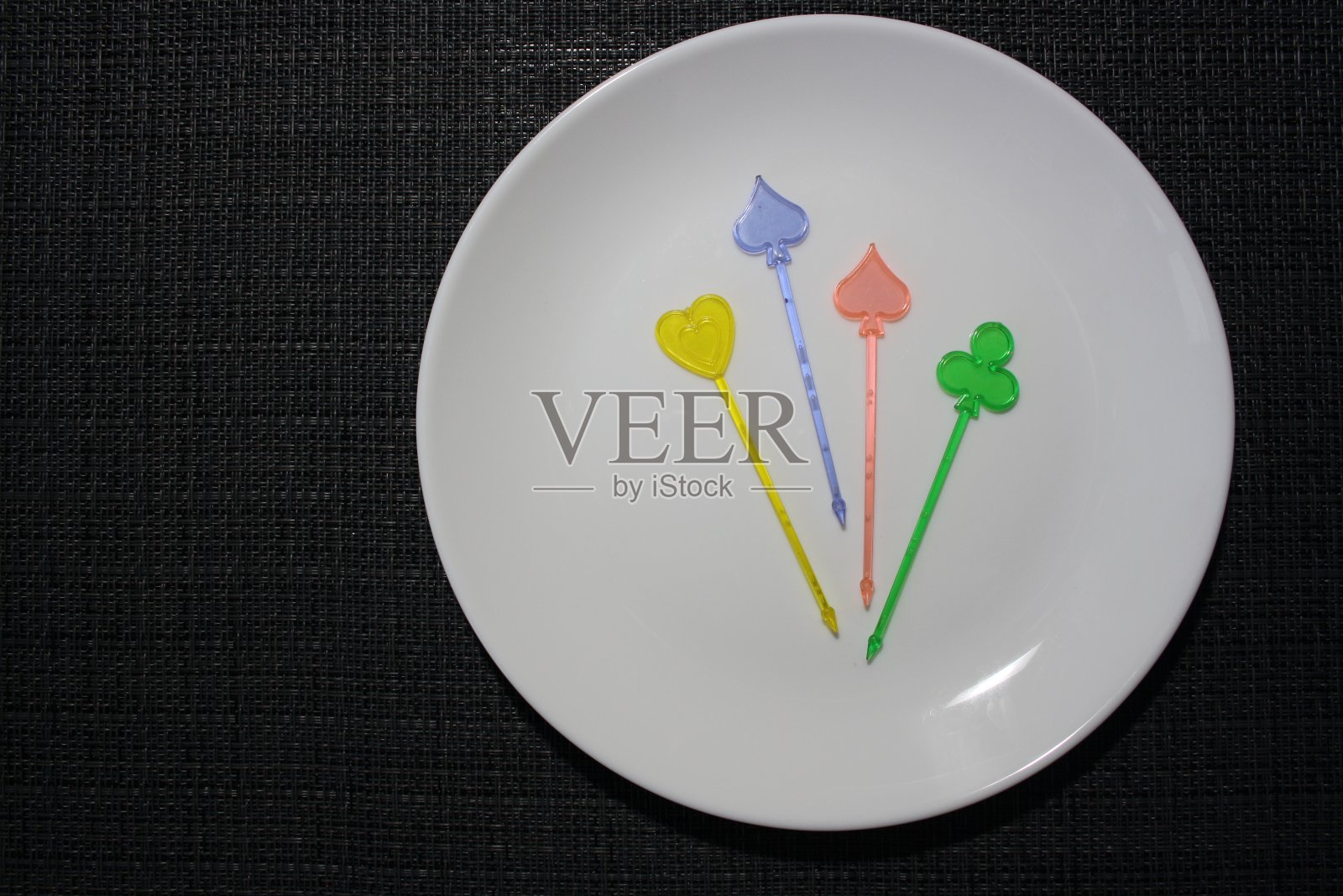 白色盘子上的小棍子照片摄影图片