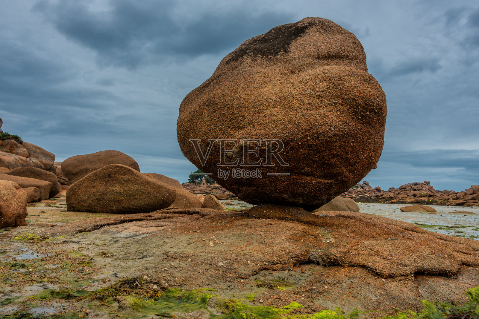 布雷顿海岸和海滩的花岗岩岩石在Cote de Granit玫瑰-粉红色花岗岩海岸照片摄影图片
