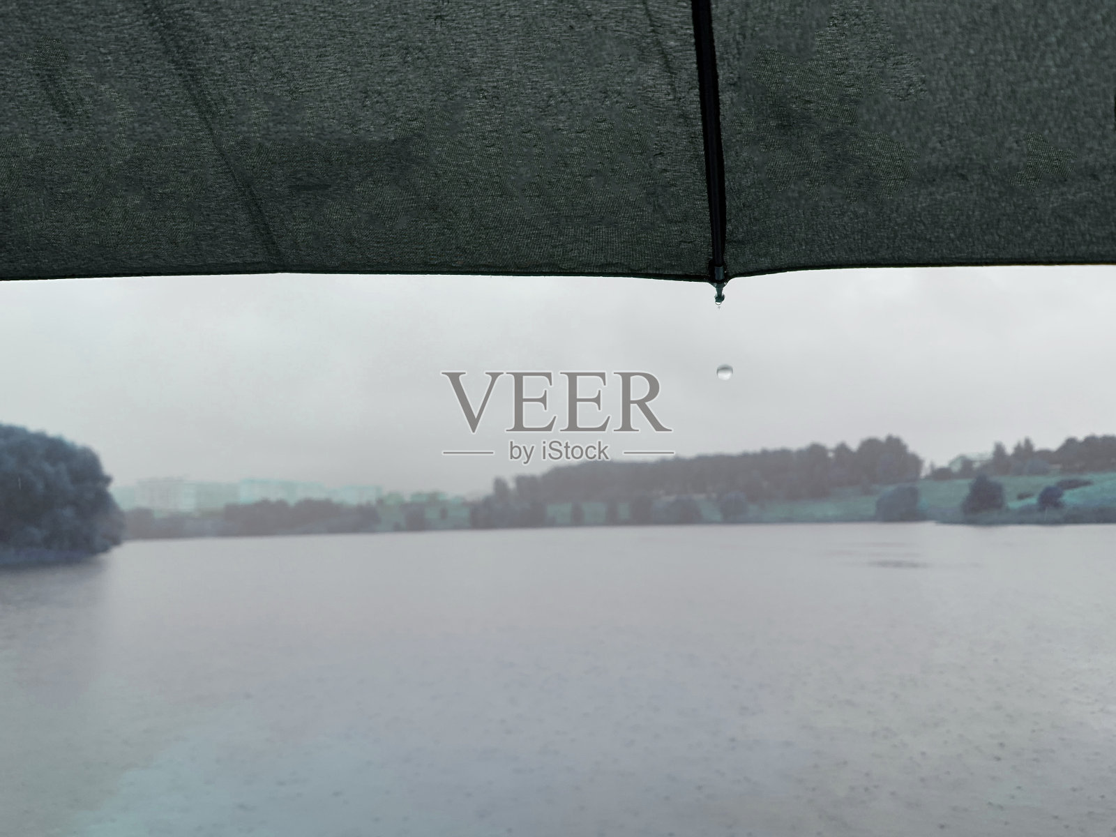 伞织物与雨滴照片摄影图片