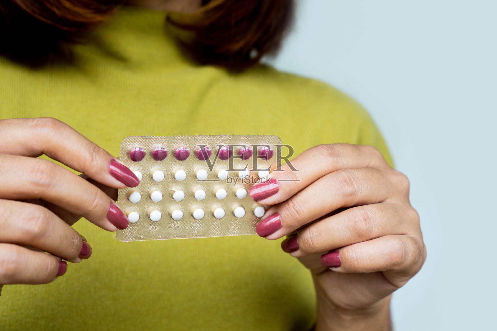 女性手握避孕药的特写照片摄影图片