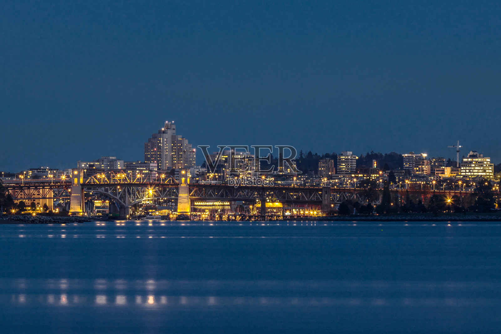 Burrard桥晚上的桥照片摄影图片