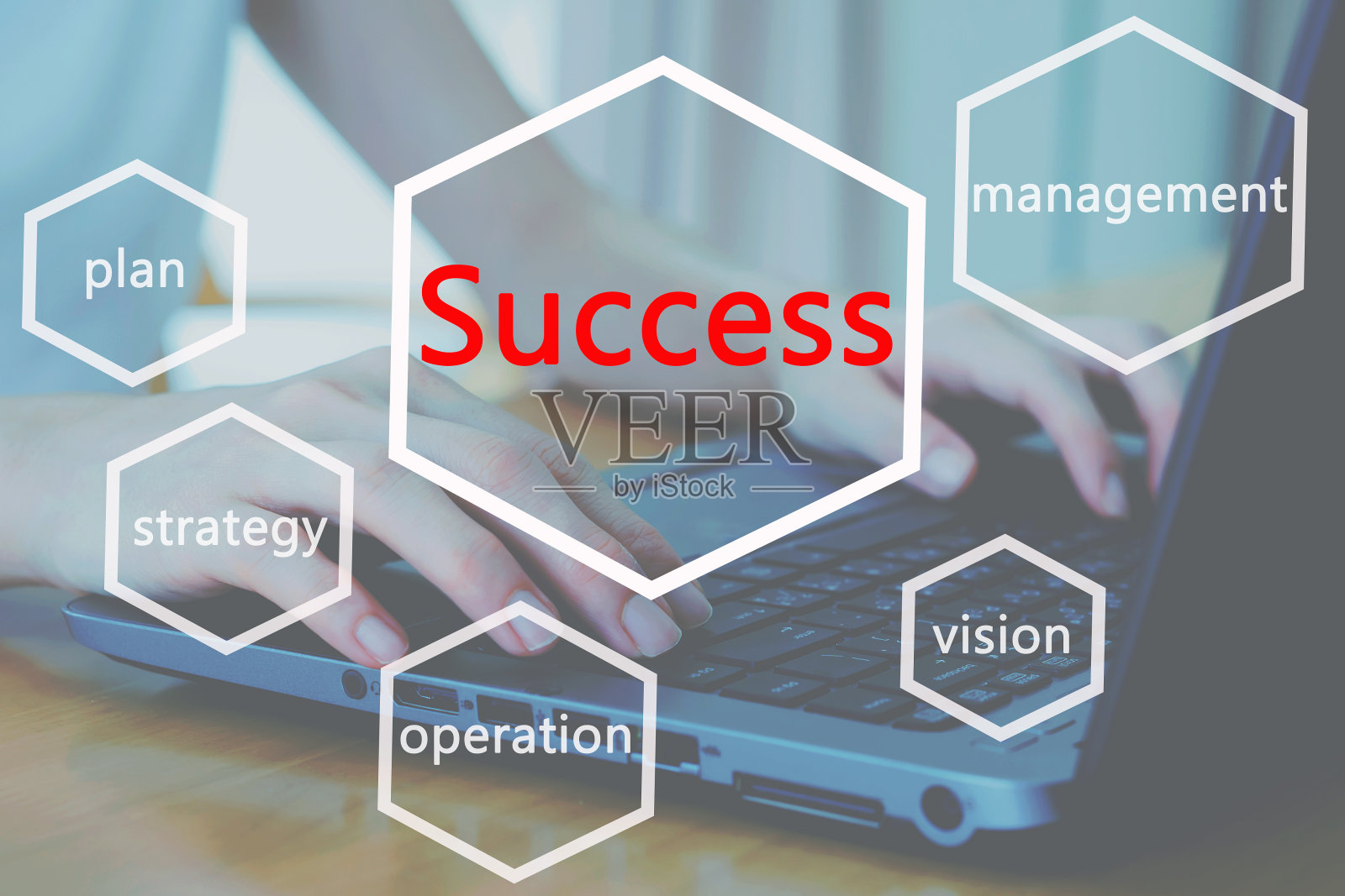 女人工作的手在键盘上靠近，事业成功的道路照片摄影图片