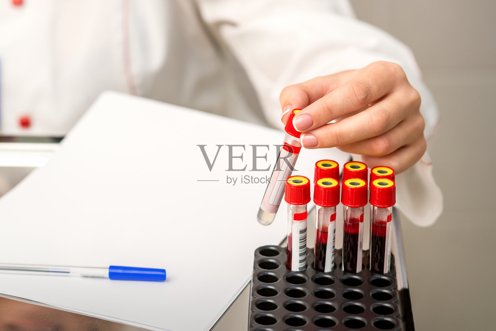 护士取空血试管照片摄影图片