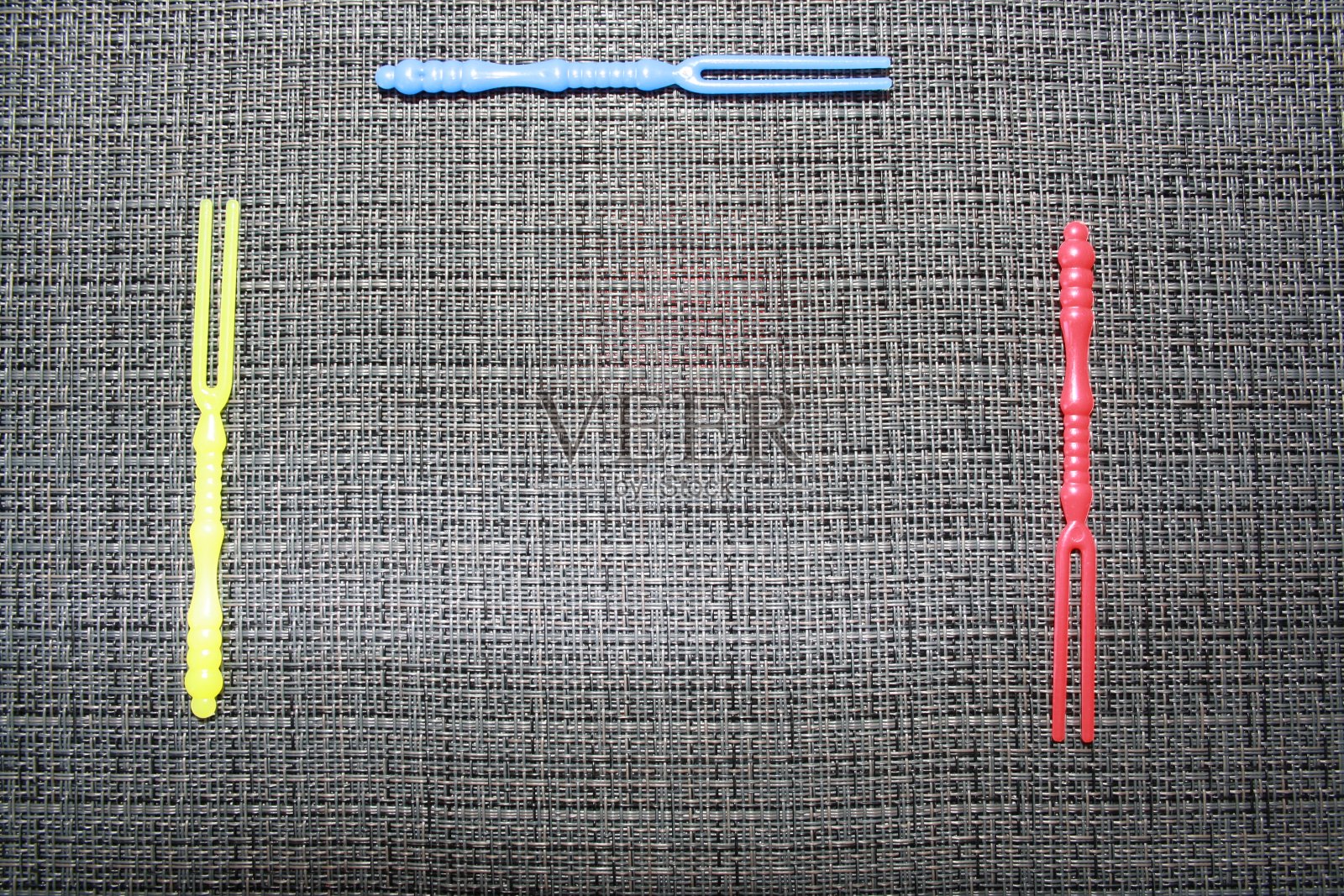 灰色背景下的小棍子照片摄影图片