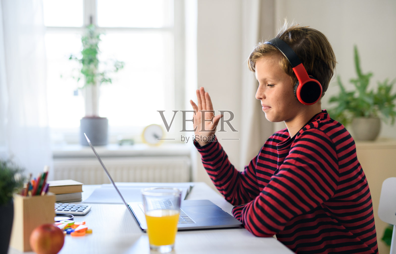 小学生在家上网络课，冠状病毒概念。照片摄影图片