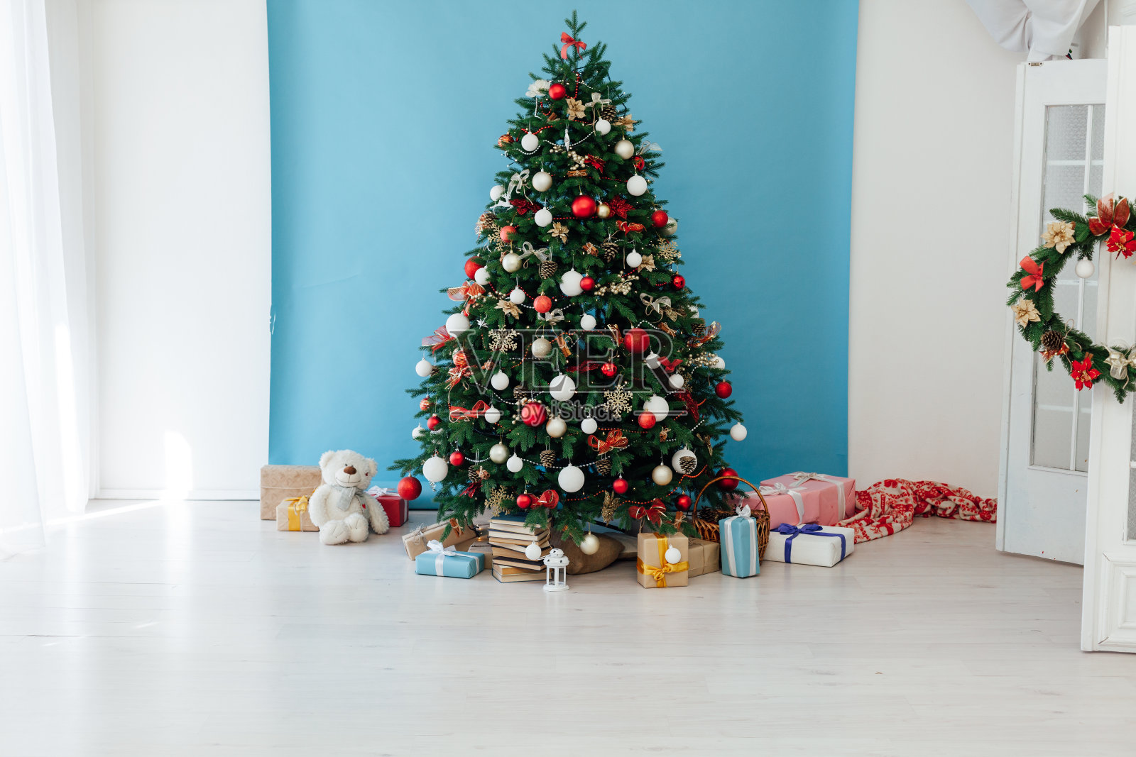 圣诞树与礼物蓝色装饰新年室内照片摄影图片