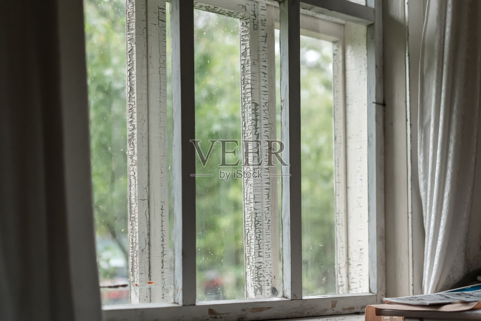 古老的白色木制框架的大村庄窗户在早晨照片摄影图片