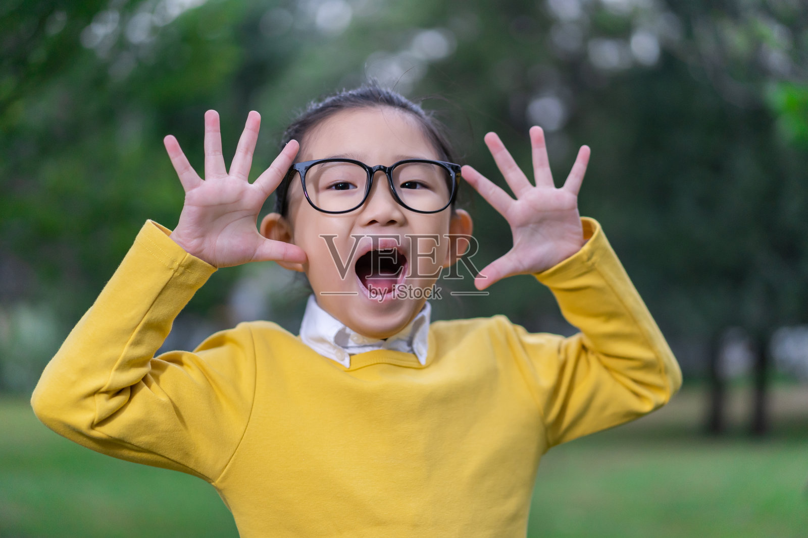 小女孩大喊照片摄影图片