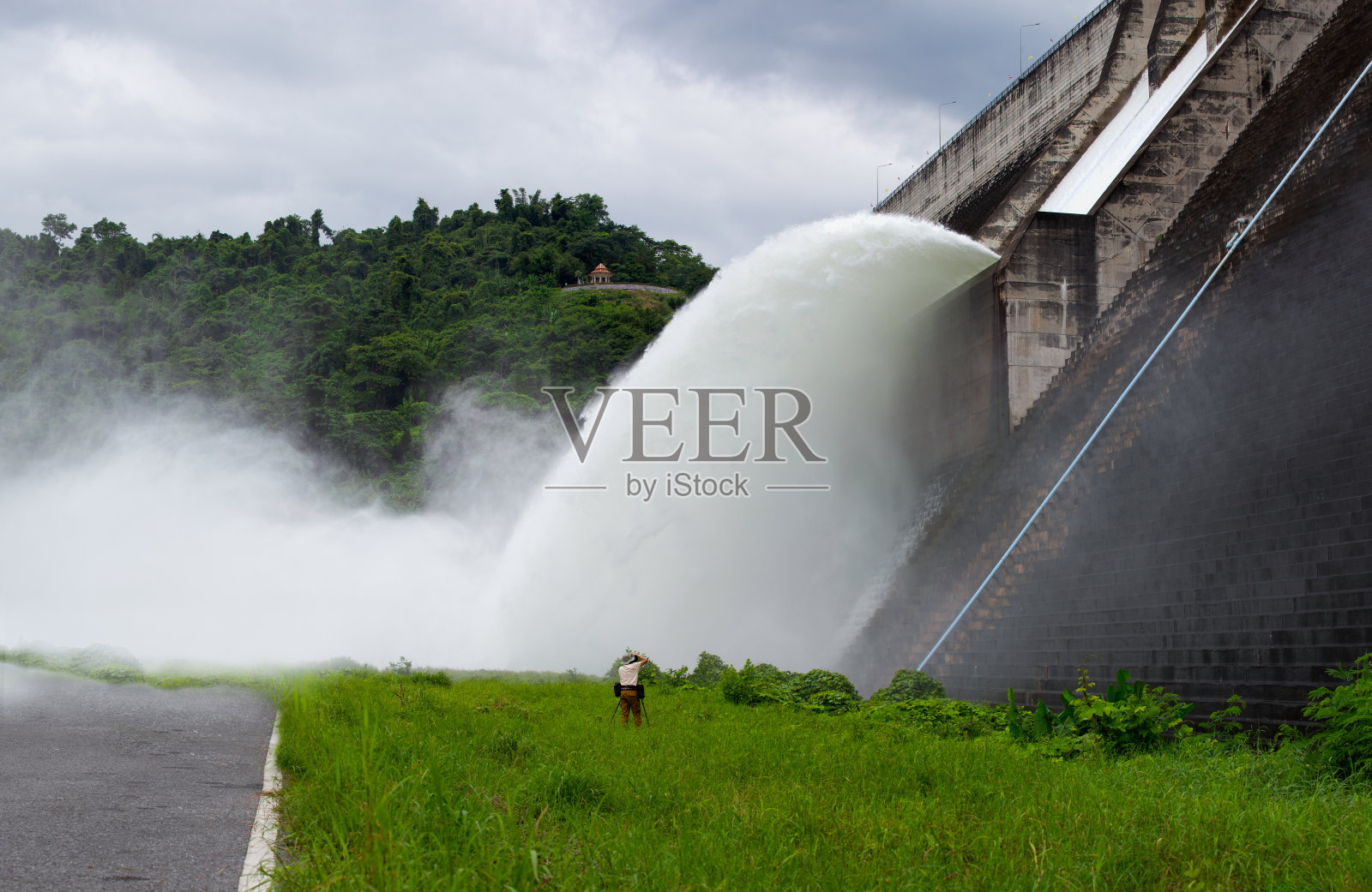 混凝土坝溢洪道出水，是雨季超水溢流方式。照片摄影图片