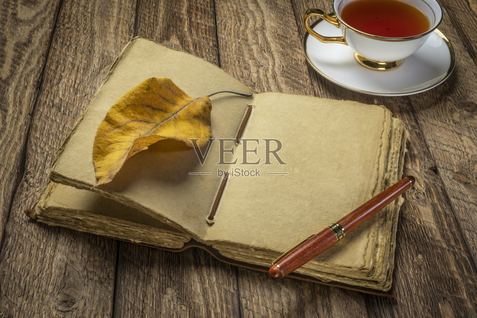 古色古香的皮面杂志上的乡村木材照片摄影图片