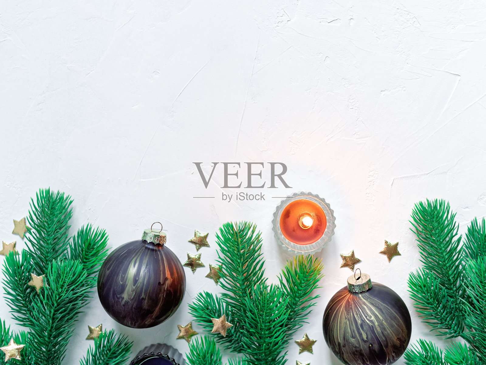 圣诞组成。涂漆的玻璃球和针叶树枝在一个浅混凝土背景上。平铺，俯视图，拷贝空间。照片摄影图片