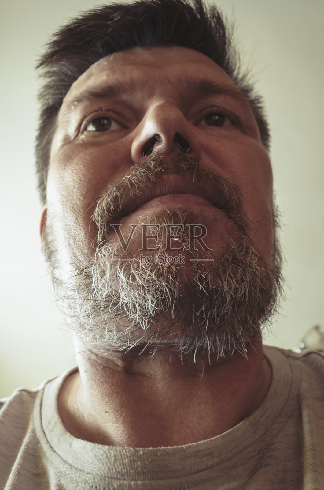 一个不寻常的没有刮胡子的成年男子的肖像。照片摄影图片