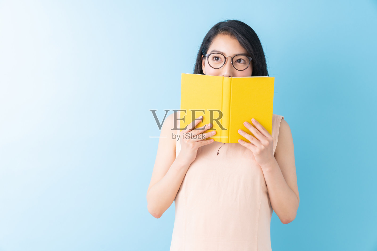 读一本书的亚洲女人照片摄影图片