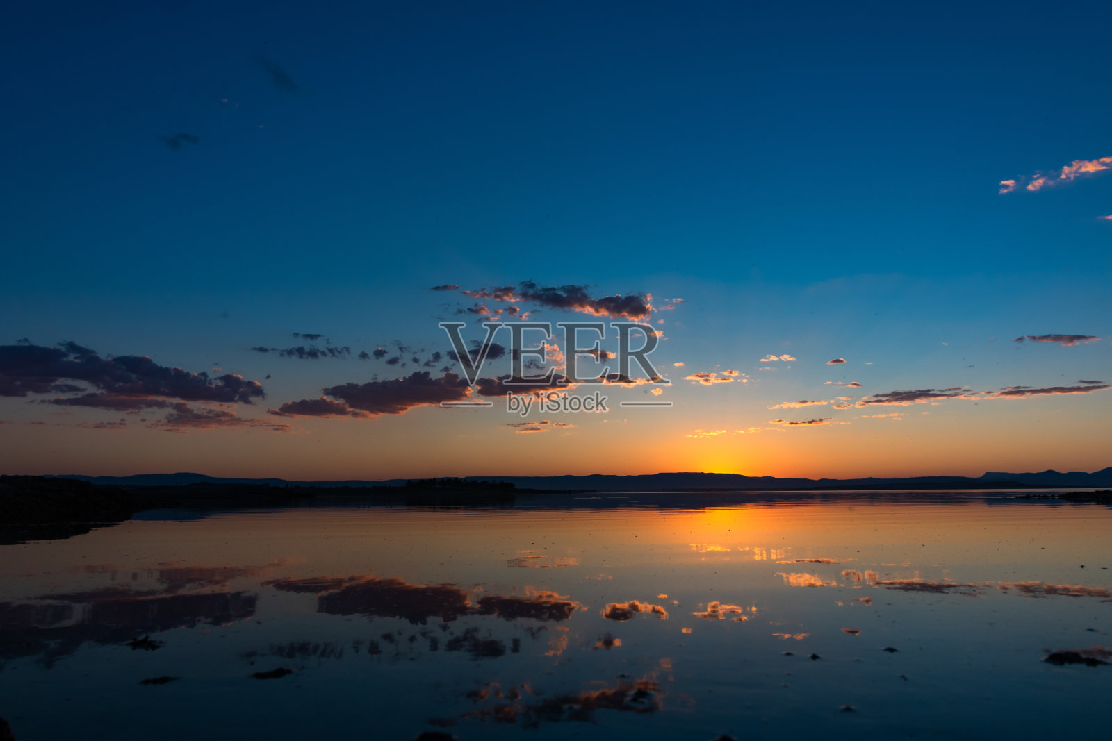 湖上的日落照片摄影图片