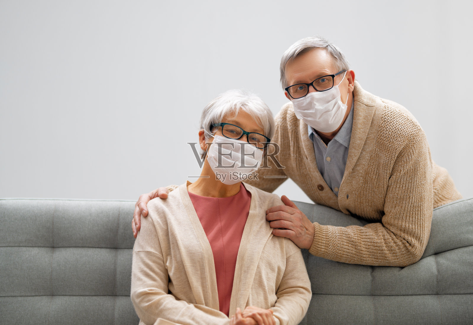 戴口罩的老年夫妇照片摄影图片