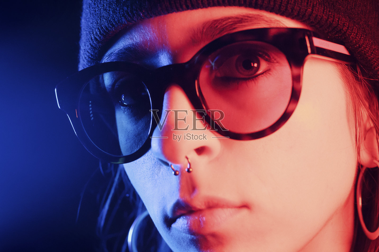 一个年轻女子的摄影，肖像照片摄影图片