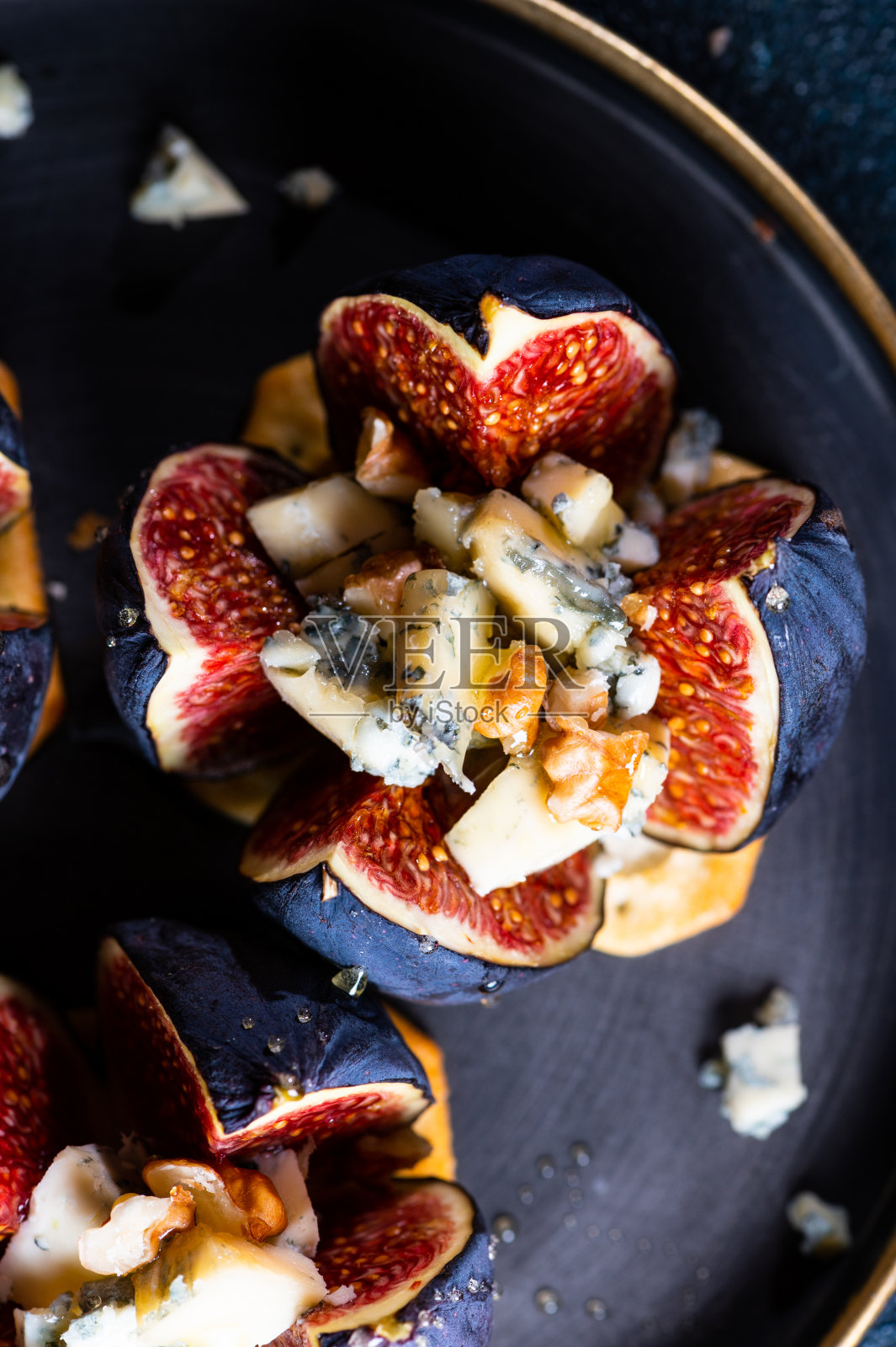 开胃菜配无花果和蓝奶酪。咸饼干。奶酪,蜂蜜。零食和开胃菜。Dorblu奶酪。照片摄影图片