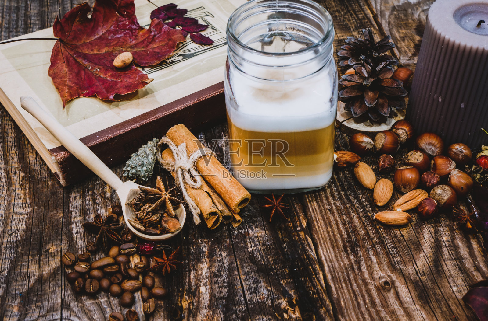 木桌上的透明杯子里的拿铁咖啡照片摄影图片