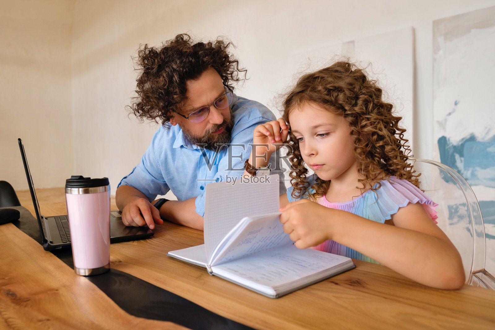 在线教育远程学习照片摄影图片