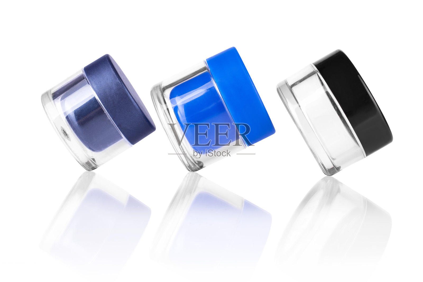 一个化妆品霜容器的特写在白色的背景与美丽的反射，孤立照片摄影图片