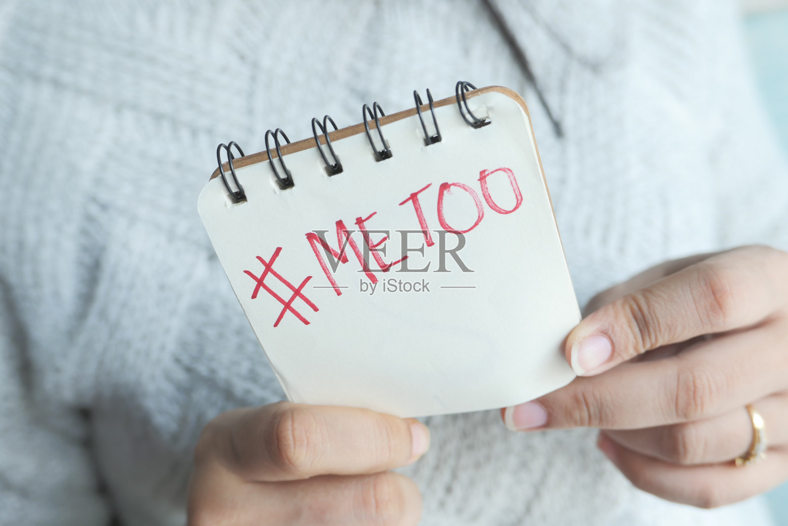 一个年轻女子也给我看了一条短信。照片摄影图片