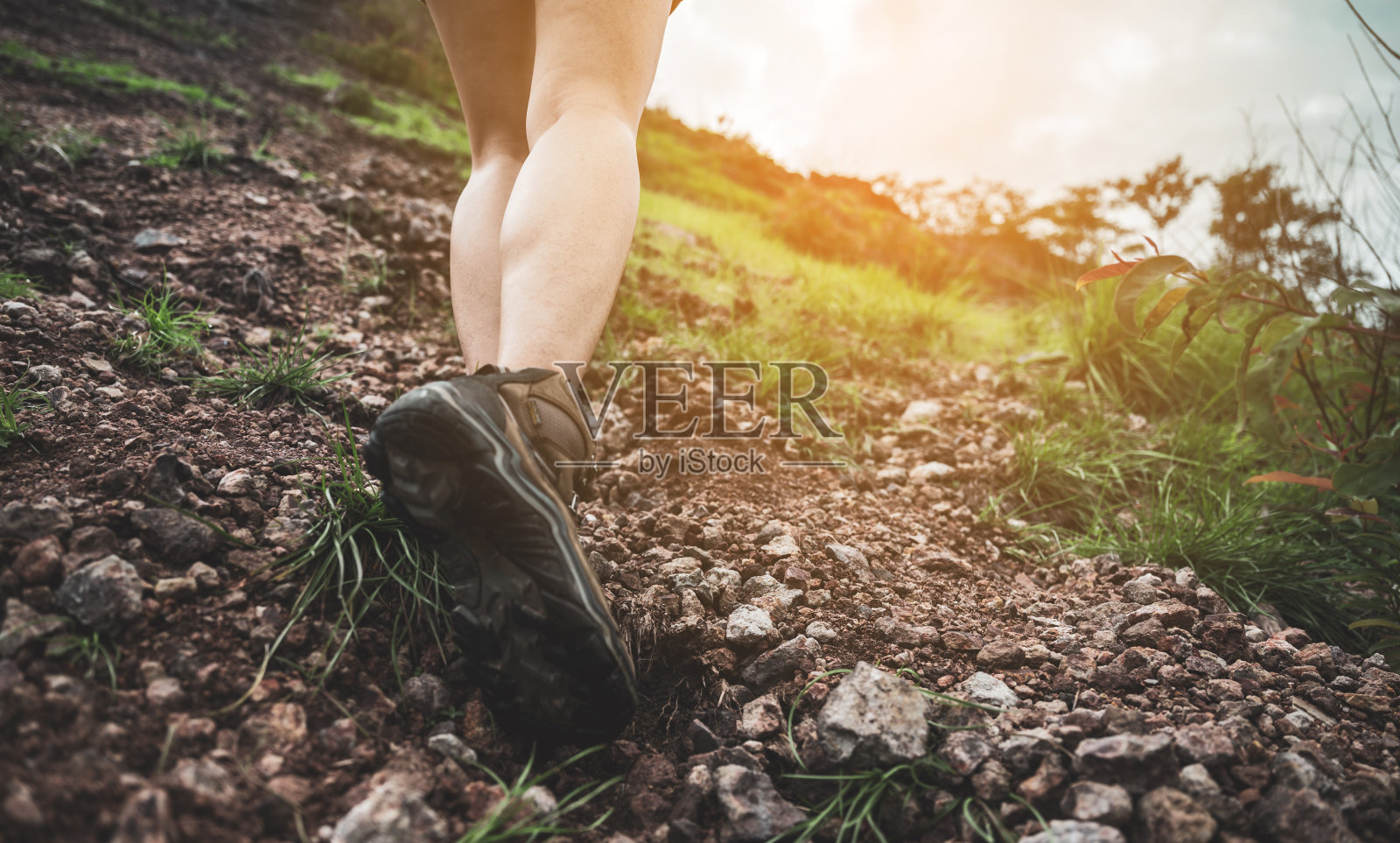 徒步或跑步的女人在风景山。运动鞋的鞋底和岩石小径上的腿。徒步旅行或徒步行走的步道，户外生活方式照片摄影图片