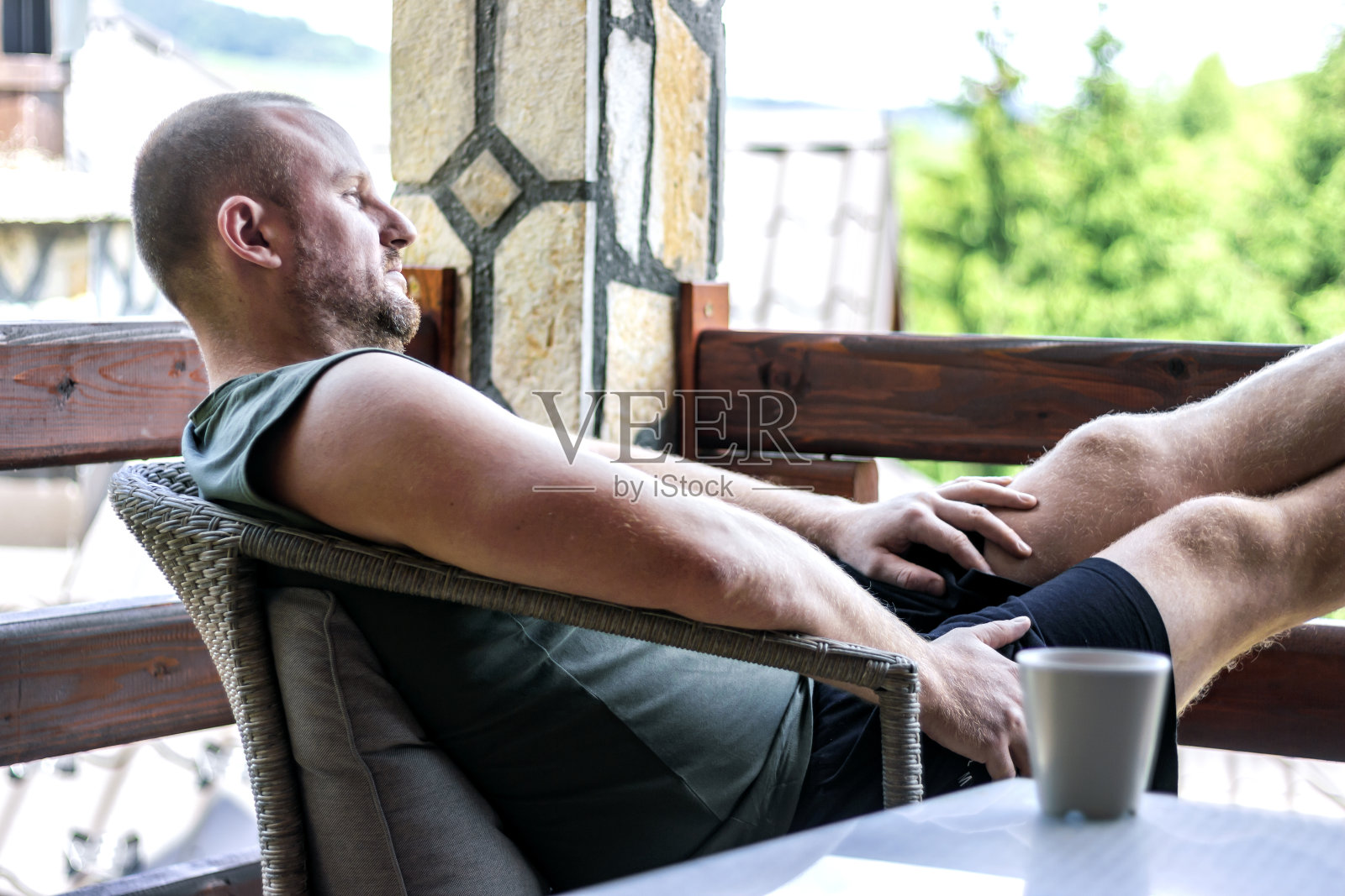 喝杯咖啡欣赏风景。照片摄影图片