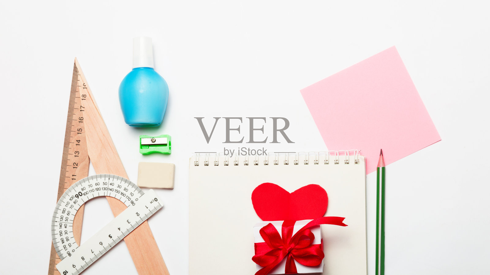 办公室或学校工作场所有红心，文具。情人节的概念。一张白纸，上面写着字。前视图。照片摄影图片