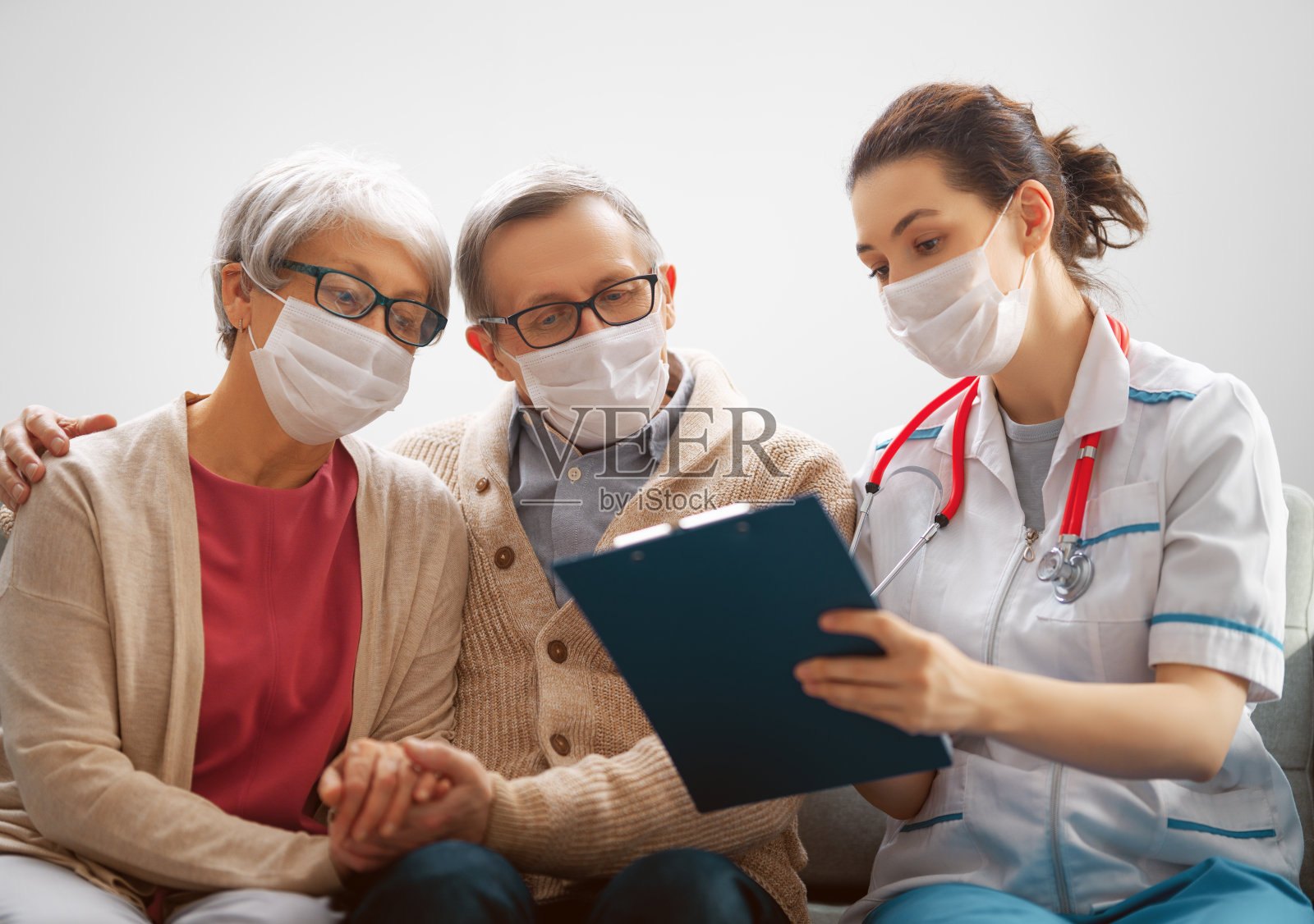 医生和戴口罩的老夫妇照片摄影图片