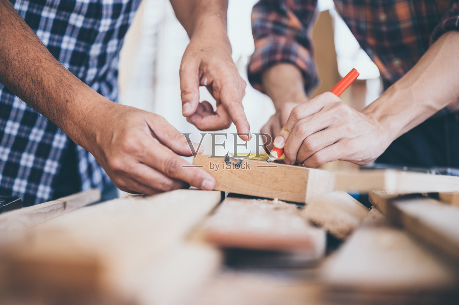 木匠正在挑选木材来做家具，木制的手工在家里工作照片摄影图片