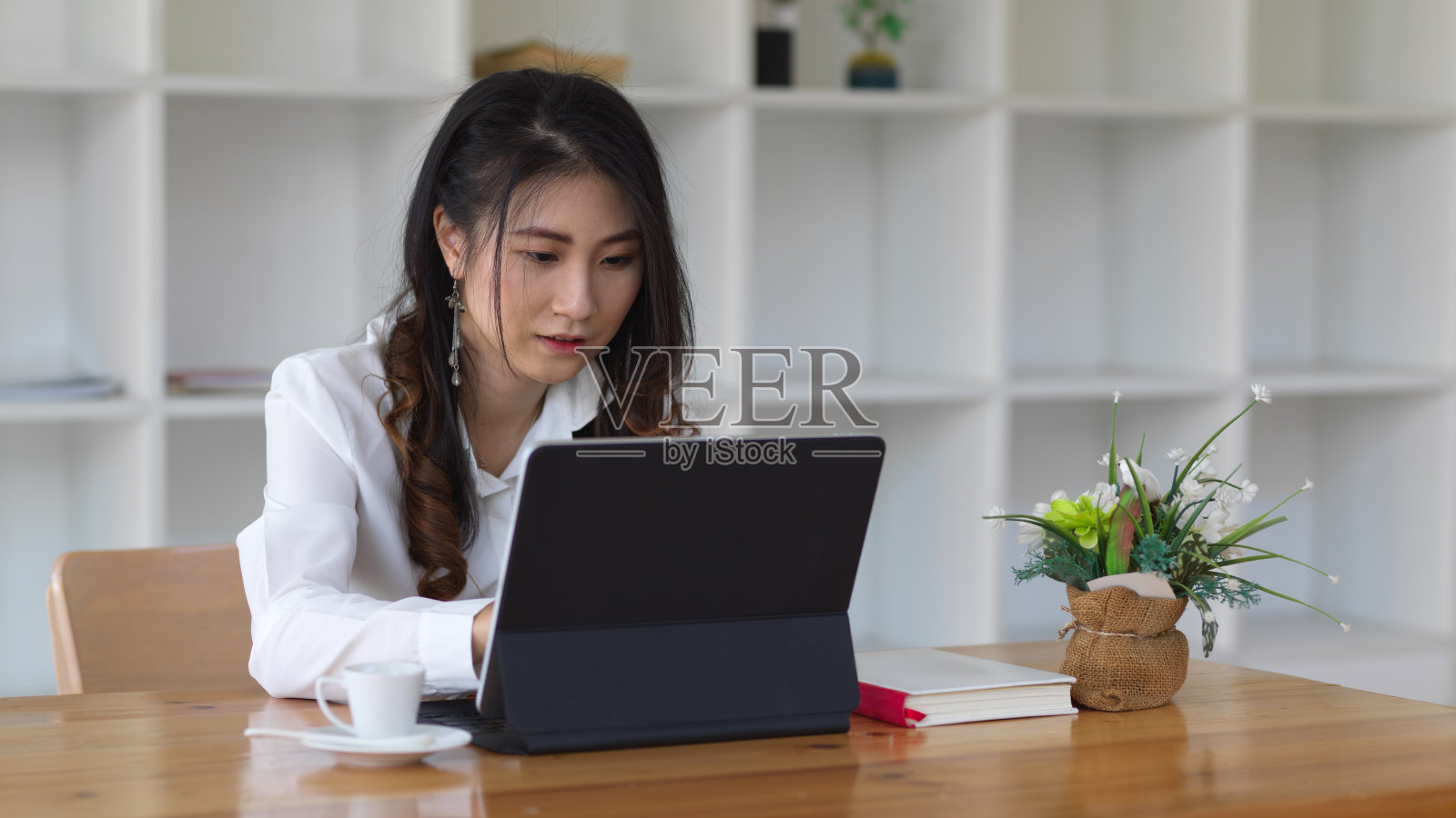 在平板电脑上工作的女商人照片摄影图片