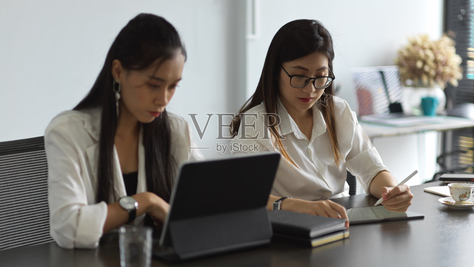 商务人士在办公室里用平板电脑一起开发他们的项目照片摄影图片