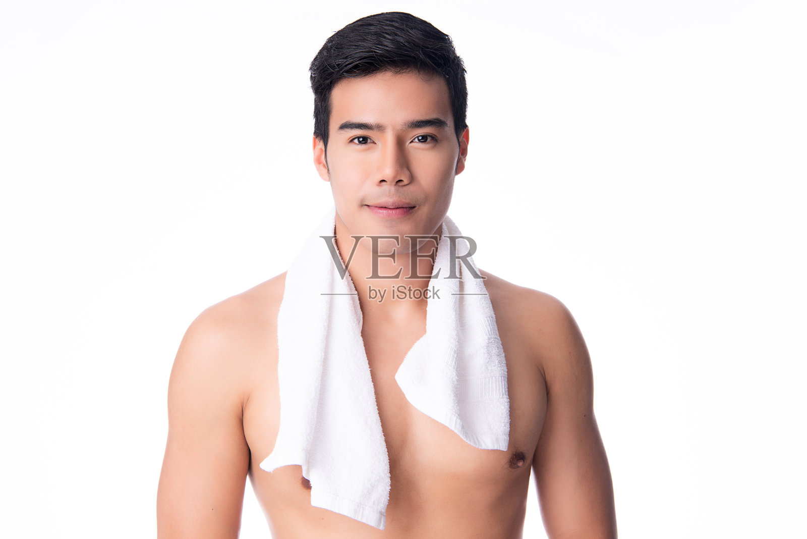 英俊的年轻亚洲男子肖像在白色的背景。男士健康美容、自我护理、身体和皮肤护理的理念。照片摄影图片