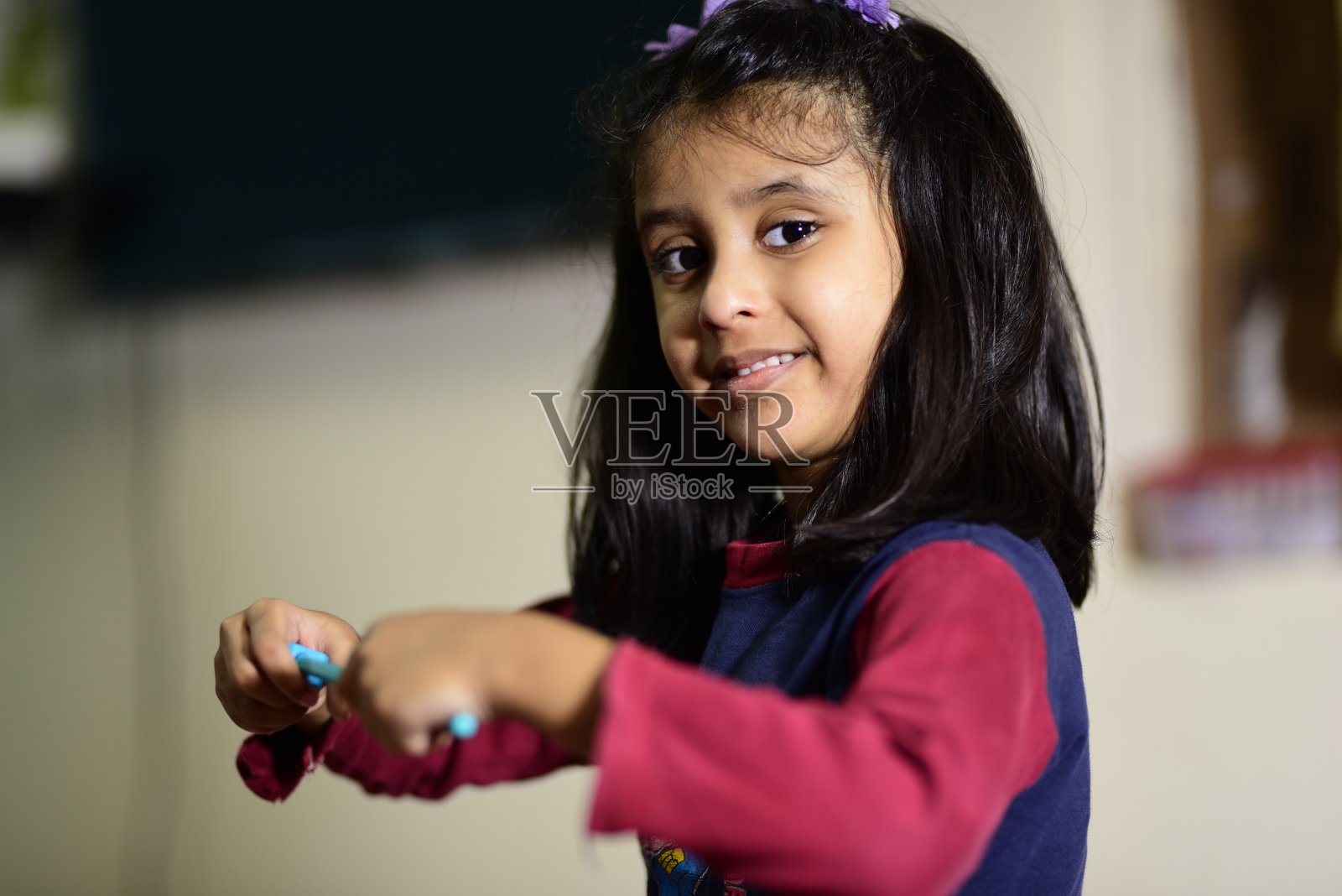 女孩在家学习照片摄影图片