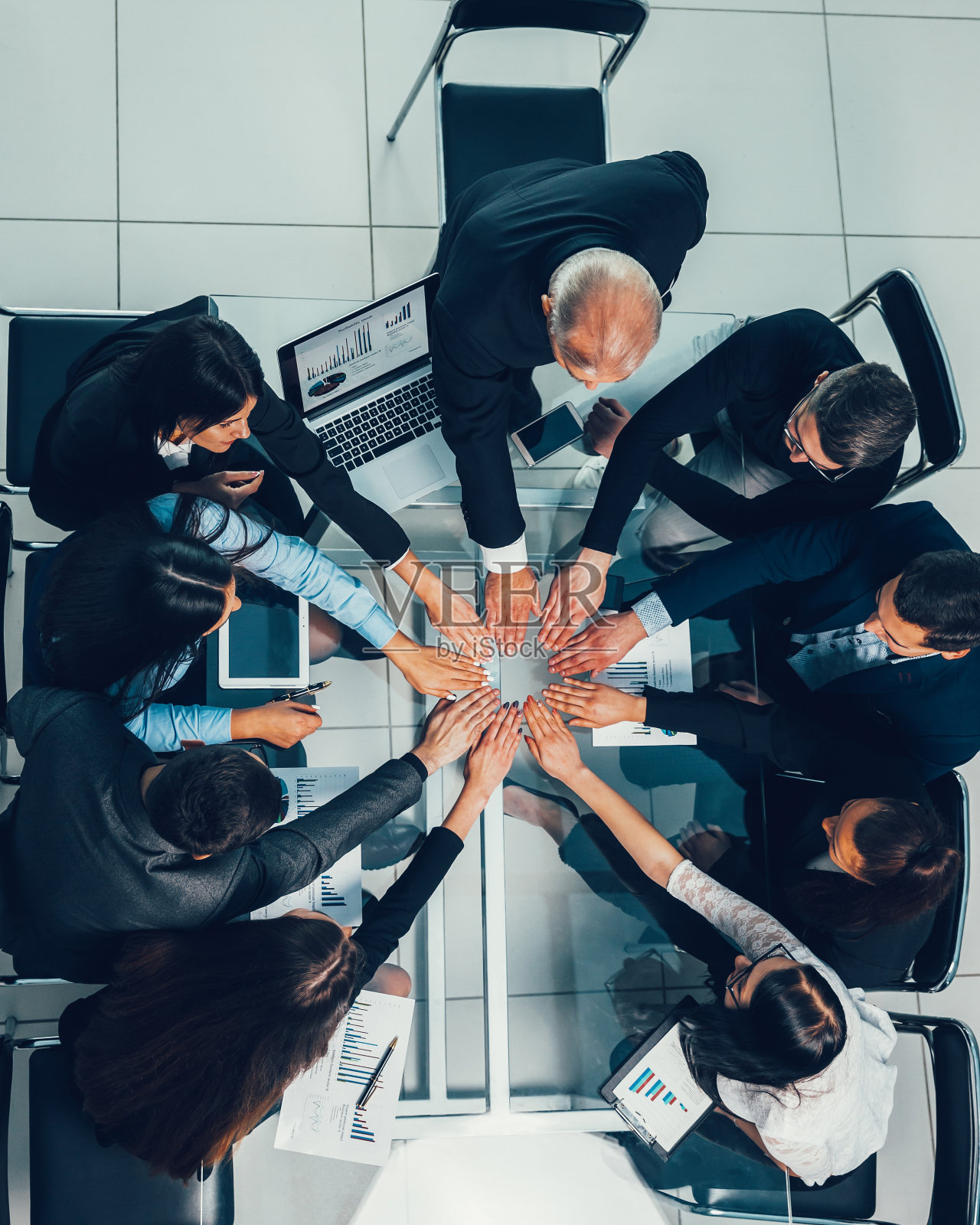 前视图。业务团队在工作场所展示他们的团结照片摄影图片