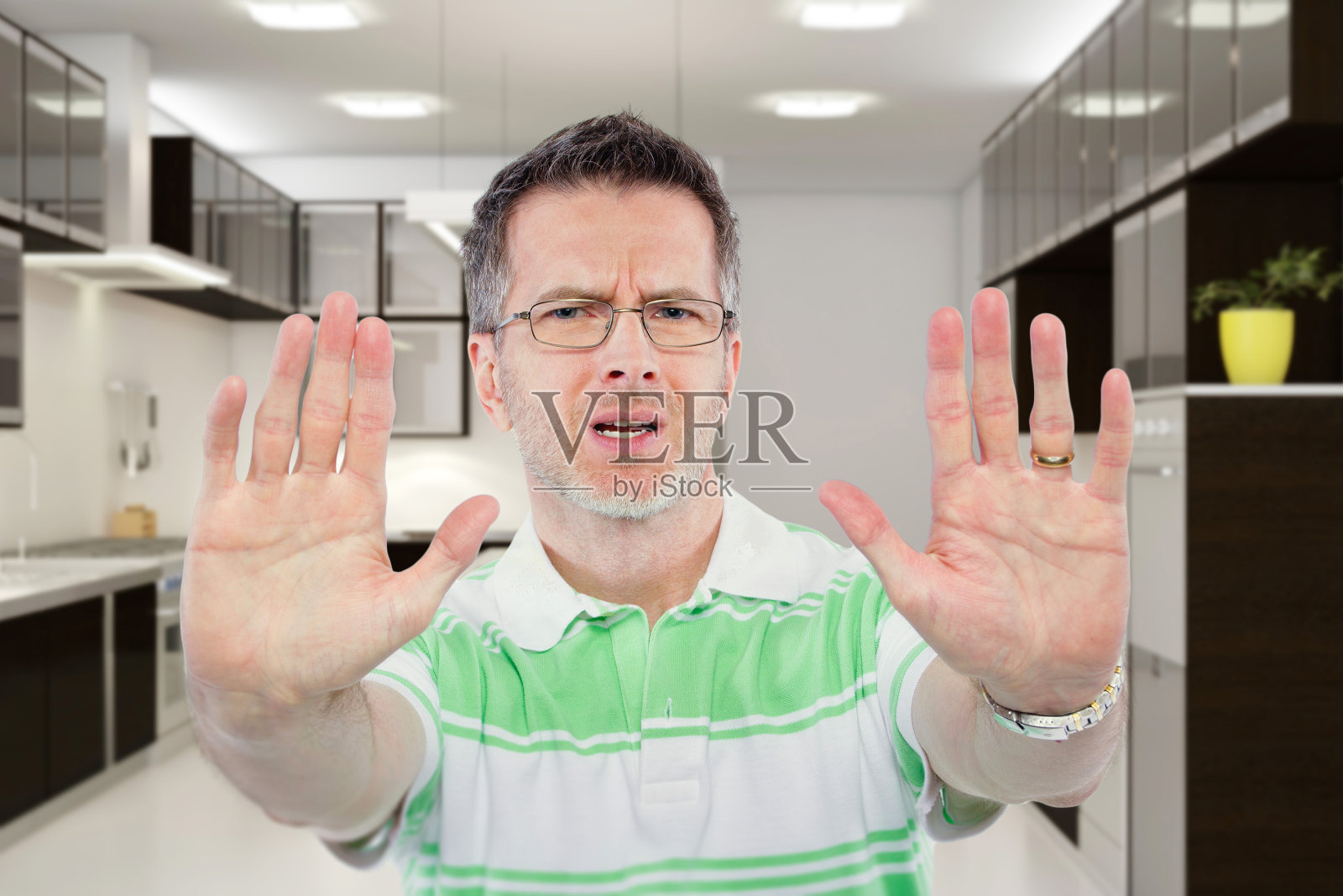 小企业主担心Covid - 19疫情关闭照片摄影图片