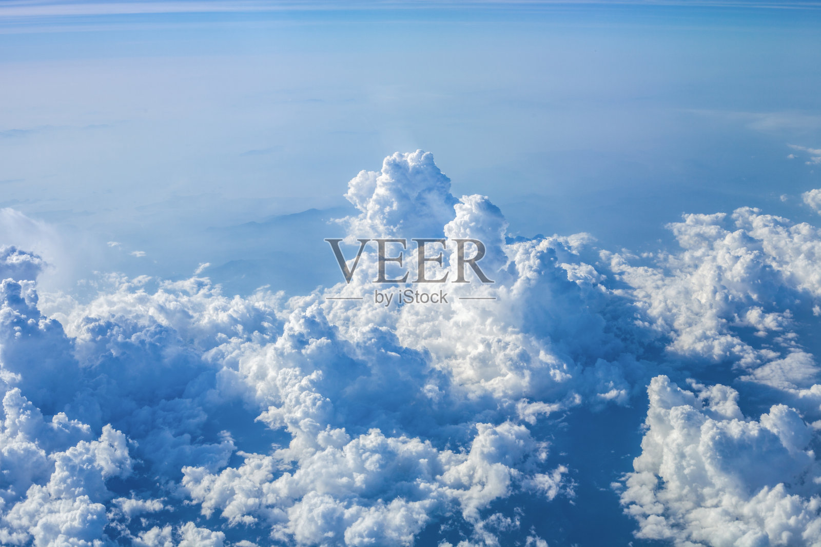 蓝色天空中的积云风暴云。美丽的夏天cloudscape照片摄影图片