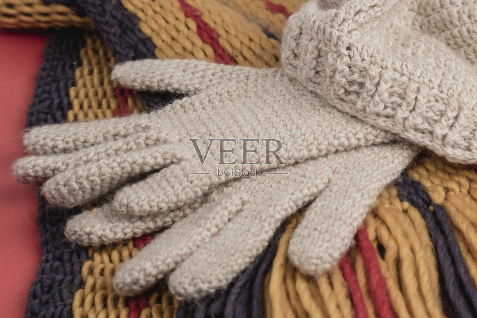 高角度拍摄一对白色编织手套和羊毛帽子照片摄影图片