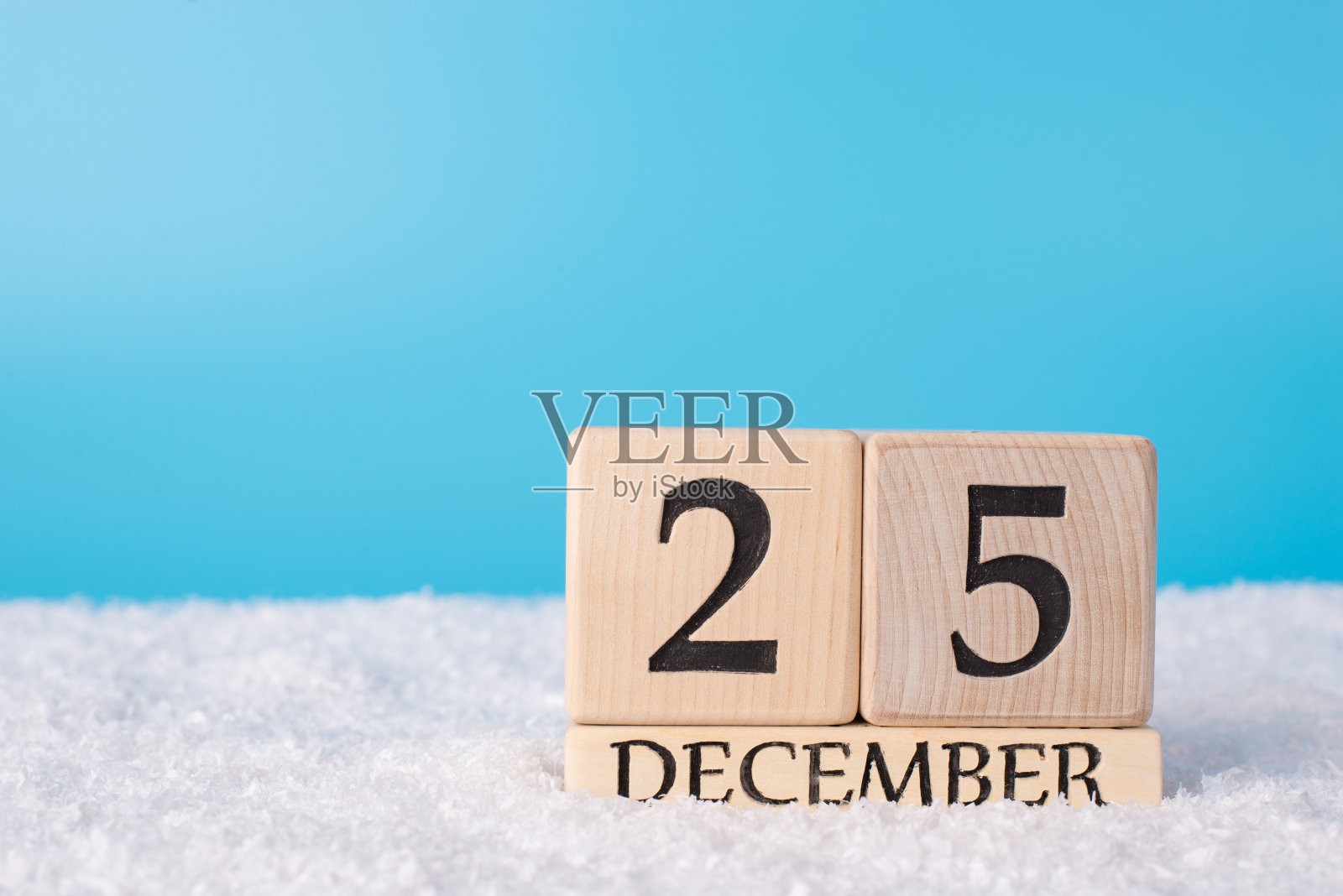 近距离的照片木方日历显示12月25日站在雪与文字空白的空白地方照片摄影图片