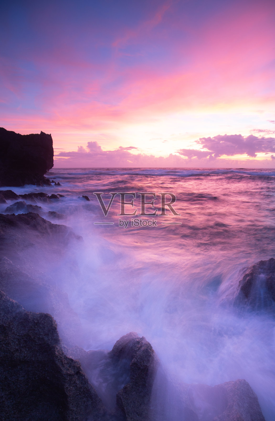 粉红色和紫色的冲绳日落海景照片摄影图片