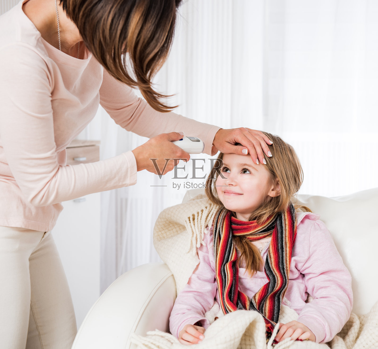 妈妈在给女儿测体温照片摄影图片