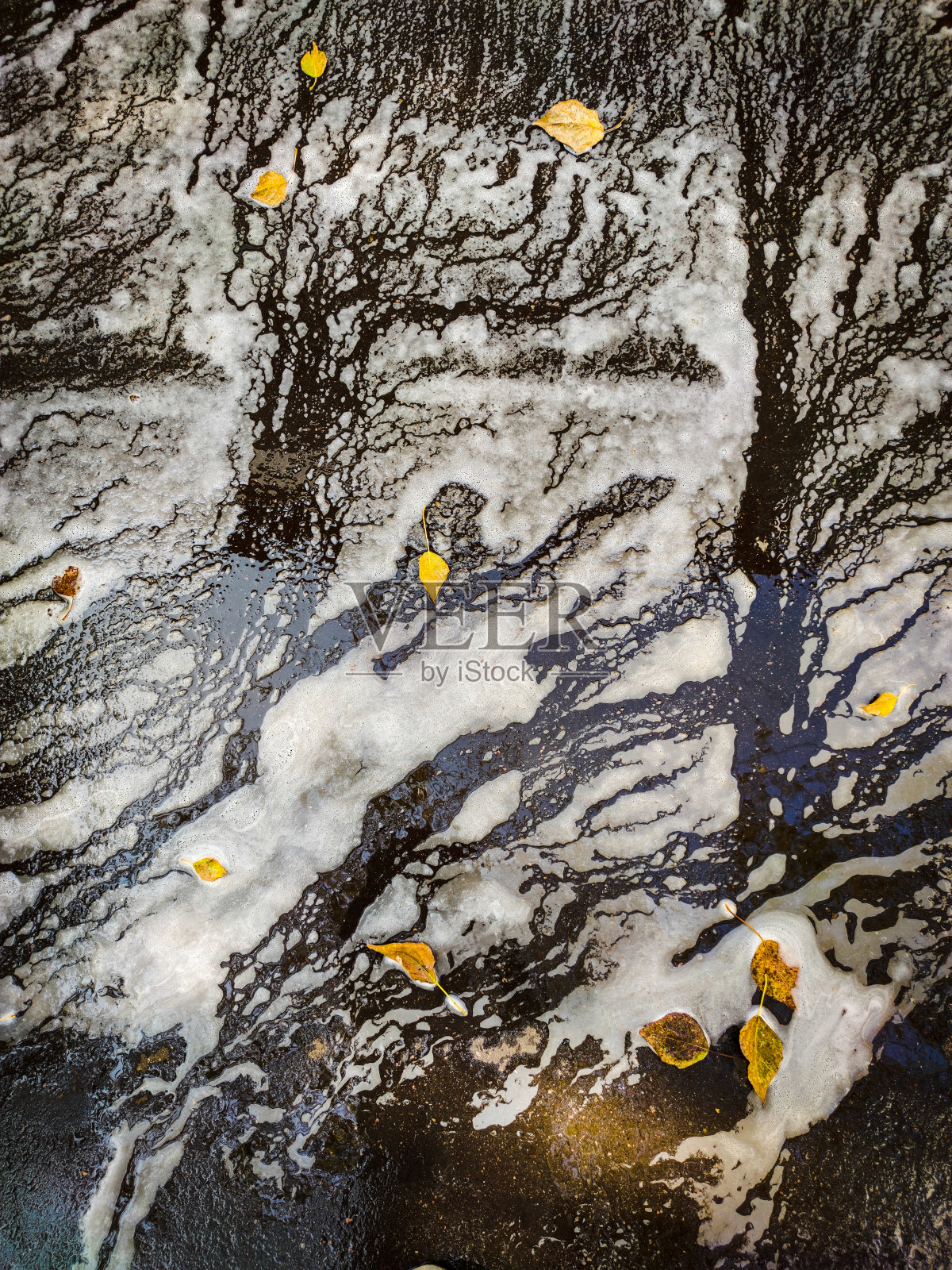 抽象模糊的水与泡沫沿路面。照片摄影图片