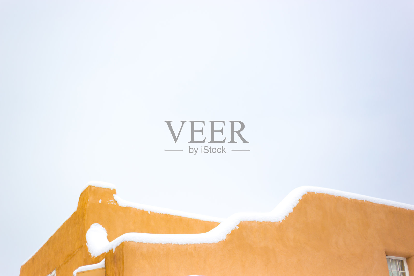 圣塔菲，内省:暴风雪中的土坯墙照片摄影图片